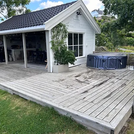 Nydelig Fritidsbolig Med Sjoutsikt * Arendal