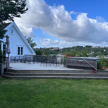 Nydelig Fritidsbolig Med Sjoutsikt